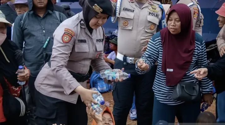 Polda Metro Bagikan Air Minum dan Makanan kepada Peserta Aksi di Jakarta