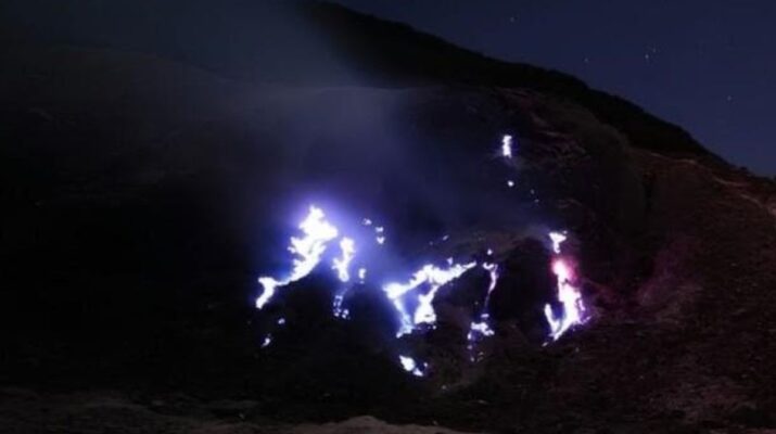 Blue Fire Muncul di Gunung Papandayan, Warga Diingatkan Bahaya Gas Vulkanik