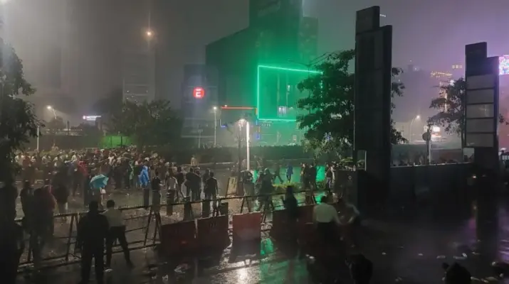 Hujan Deras Warnai Aksi BEM UI di Jakarta, Massa Membubarkan Diri Setelah Sampaikan Aspirasi